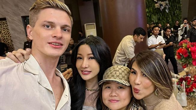 Penampilan Lucinta Luna Jadi Barbie Dan Ken Bareng Pacar Bule Bikin