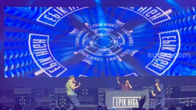 Epik High Sukses Guncang Panggung CXO Media Live On Stage, Asyik Siram Air hingga Lempar Baju