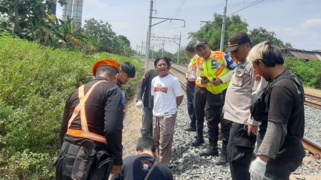 Braakkk! Mbah Ngatinem Meninggal Dunia Usai Tertabrak Kereta Api di Dekat Stasiun Palur