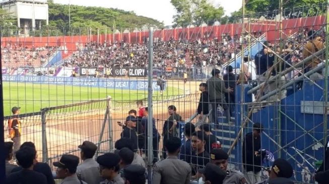 Aparat polisi di lokasi Stadion Brawijaya, Kediri, Jawa Timur, Sabtu (15/7/2023). Dalam pertandingan antara Persik Kediri dengan Arema FC itu, sekitar 25 orang penonton diamankan. ANTARA/ Asmaul