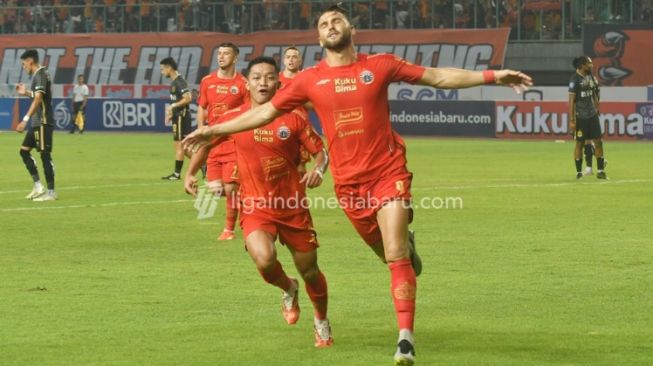 Striker Persija Jakarta, Marko Simic (kanan) merayakan gol ke gawang Bhayangkara FC dalam laga BRI Liga 1 di Stadion Patriot, Bekasi, Minggu (16/7/2023) malam. [dok. LIB]