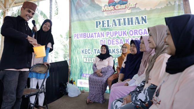 Kelompok Tani Mekar Arum Diajarkan Cara Membuat Pupuk Organik