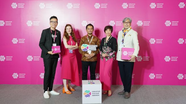 Arsitek asal Semarang, Jawa Tengah, Yuli Kalson Sagala (tengah mengenakan batik) menyabet juara Creative Colour Awards 2023 di Vietnam. (Foto: Istimewa) 