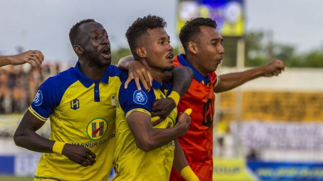 Pesepakbola Barito Putera Amiruddin Bagas Kaffa Arrizqi (tengah) dan rekan satu timnya melakukan selebrasi usai mencetak gol ke gawang PSS Sleman pada laga BRI Liga 1 di Stadion Demang Lehman Martapura, Kabupaten Banjar, Kalimantan Selatan, Jumat (14/7/2023).  ANTARA FOTO/Bayu Pratama S/rwa.