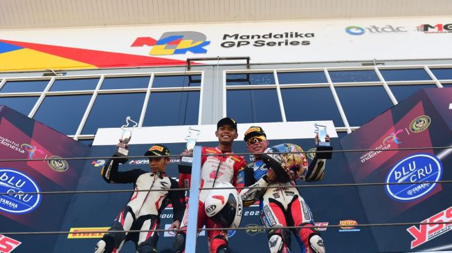 Di kelas Superbike & National Super Sport, lewat kehadiran rider AHRT, M. Adenanta Putra yang pertama kali turun di sirkuit kebanggaan Indonesia itu unggul naik podium teratas di Race 1 dan Race 2 [PT AHM]..