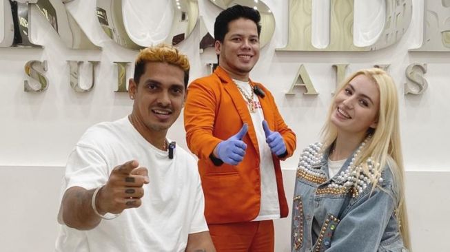 Rosidi Sulam Alis bersama pelanggannya, Robby Shine dan Nastasya Shine. [Instagram]