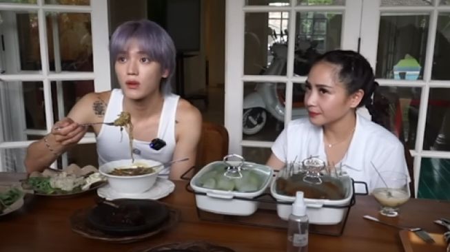 10 Momen Taeyong NCT Main ke Andara, Ketagihan Minum Es Cendol