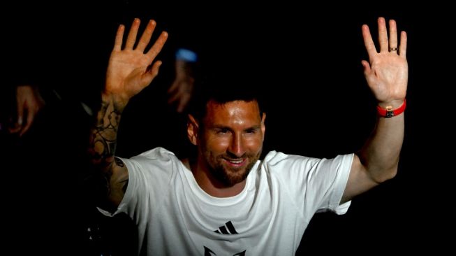 Bintang sepak bola Argentina Lionel Messi melambaikan tangan saat ia ditampilkan sebagai pemain baru klub Major League Soccer (MLS) Inter Miami CF di Stadion DRV PNK di Fort Lauderdale, Florida, pada 16 Juli 2023. [CHANDAN KHANNA / AFP]