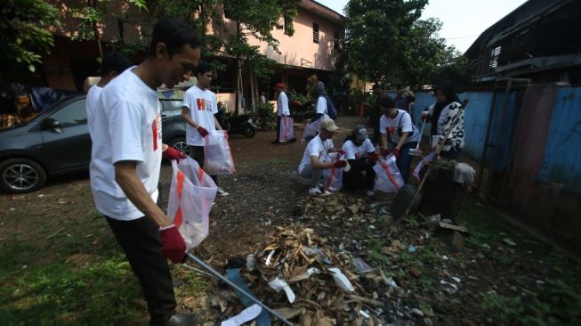 Tingkatkan Kepedulian Pengelolaan Sampah secara Tepat, CCEP Indonesia Gelar Aksi Bersih-Bersih