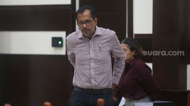 Direktur Lokataru Haris Azhar (kanan) saat menjalani sidang lanjutan kasus pencemaran nama baik di Pengadilan Negeri Jakarta Timur, Senin (17/7/2023). [Suara.com/Alfian Winanto]