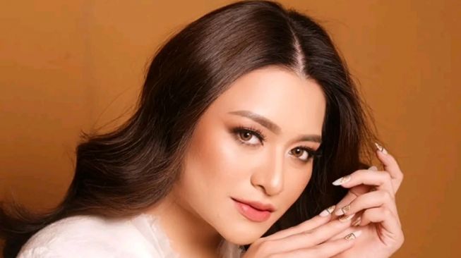 Dinyinyiri karena Lepas Jilbab, Nathalie Holscher: Aku Makan Sendiri Saja...