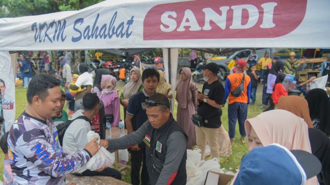 Peringati Hari Nelayan Tegal Buleud, Relawan Sandiaga Uno Berikan Bantuan Sembako Murah di Kabupaten Sukabumi