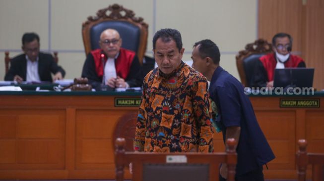 Ahli pidana Universitas Pancasila Agus Surono, menjadi saksi saat persidangan kasus pencemaran nama baik dengan terdakwa Haris Azhar dan Fatia Maulidiyanti di Pengadilan Negeri Jakarta Timur, Senin (17/7/2023). [Suara.com/Alfian Winanto]