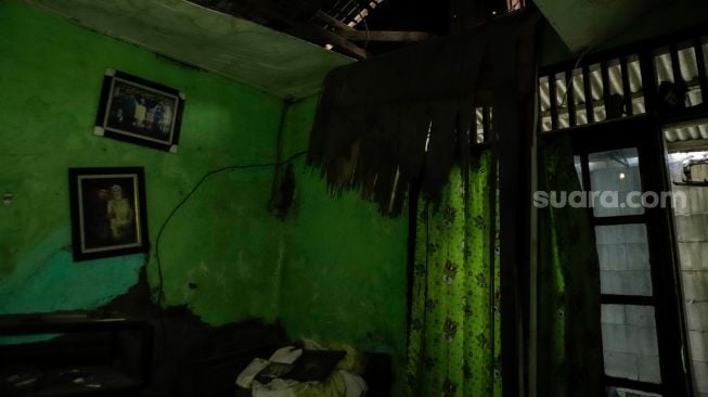 Kondisi rumah Ngadenin (63) yang akses jalannya ditembok di kawasan Jatiwaringin, Bekasi, Jawa Barat, Senin (17/7/2023). [Suara.com/Alfian Winanto]