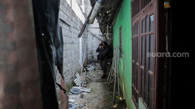 Kondisi rumah Ngadenin (63) yang akses jalannya ditembok di kawasan Jatiwaringin, Bekasi, Jawa Barat, Senin (17/7/2023). [Suara.com/Alfian Winanto]