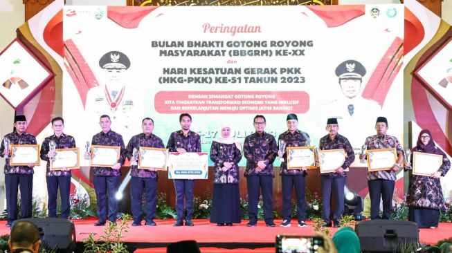 Percepat Penurunan Kemiskinan Ekstrem dan Stunting, Gubernur Khofifah Ajak  Bupati dan Wali Kota Tingkatkan  Sinergi