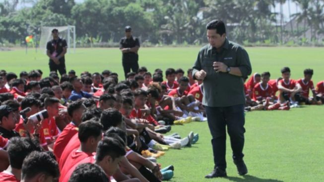 Erick Thohir di depan peserta Seleksi Timnas Indonesia U-17 untuk Piala Dunia U-17 2023. (pssi.org)