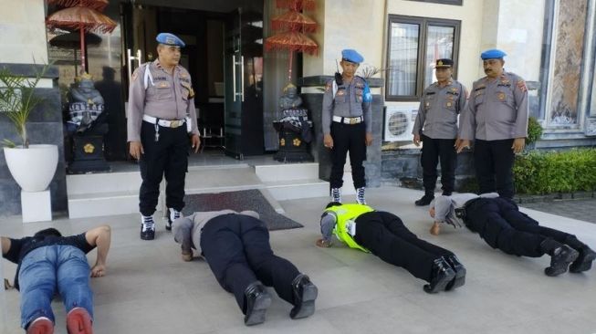 4 Polisi di Denpasar Dihukum Push Up Gara-gara Minum Bir di Meja SPKT