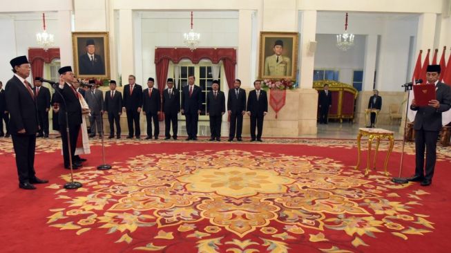 Presiden Jokowi melantik Djan Faridz dan Gandi Sulistiyanto sebagai anggota Wantimpres, Senin (17/07/2023), di Istana Negara, Jakarta. (Foto: Humas Setkab/Rahmat)