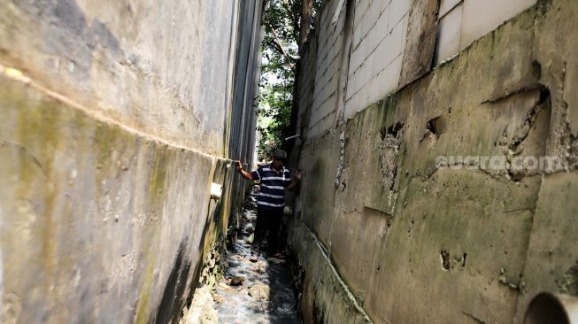 Ditutup Tembok 15 Meter, Lansia di Bekasi Harus Lewat Got untuk Pulang ke Rumah