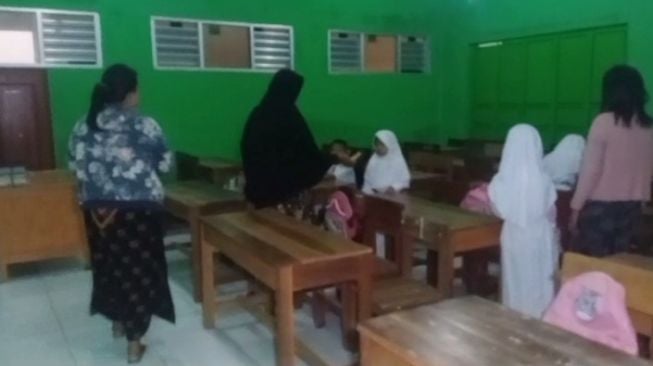 Ajaran Baru, Siswa dan Orang Tua Siswa di Lebak Datang Subuh ke Sekolah