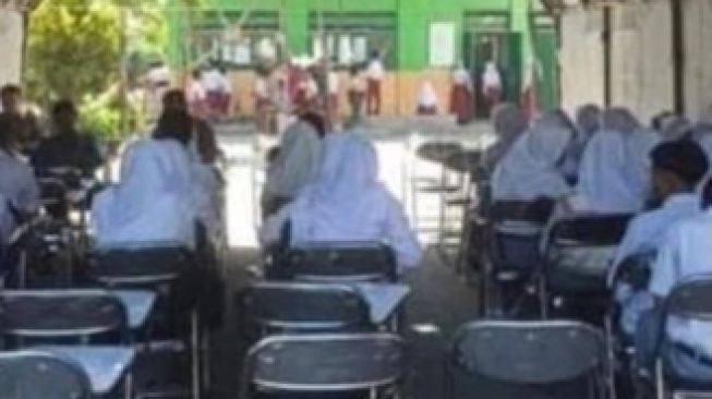 Viral Siswa SMA Sekolah di Tenda Usai Tak Tercover Sistem Zonasi