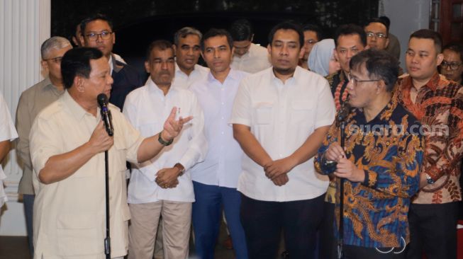 Ketua Umum Partai Gerindra Prabowo Subianto (kiri) dengan politisi PDIP Budiman Sudjatmiko (kanan) saat berkunjung ke Kediaman Prabowo di Rumah Kertanegara, Kebayoran Baru, Jakarta Selatan, Selasa (18/7/2023). [Suara.com/Alfian Winanto]