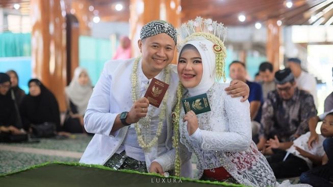  Potret Dewi Perssik di Nikahan Rosa Meldianti (Instagram/@dewiperssik9)