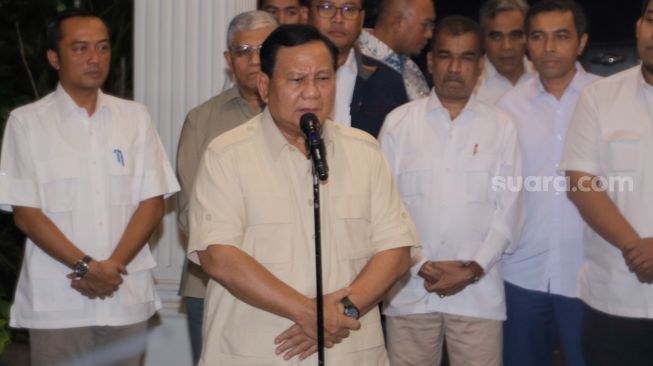 Ketua Umum Partai Gerindra Prabowo Subianto memberi pernyataan pers usai bertemu dengan politisi PDIP Budiman Sudjatmiko yang berkunjung ke Kediaman Prabowo di Rumah Kertanegara, Kebayoran Baru, Jakarta Selatan, Selasa (18/7/2023). [Suara.com/Alfian Winanto]