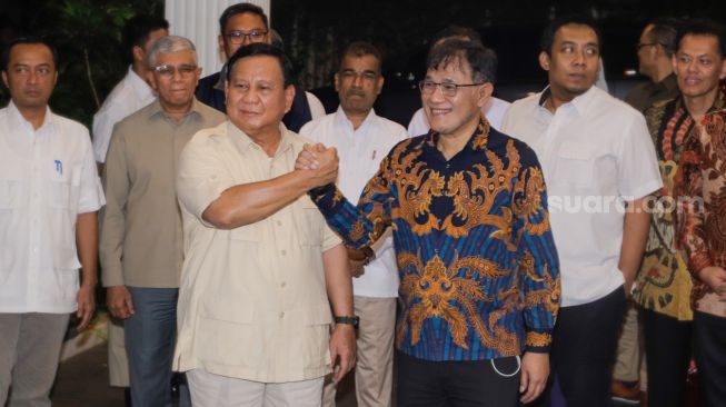 Ketua Umum Partai Gerindra Prabowo Subianto (kiri) berjabat tangan dengan politisi PDIP Budiman Sudjatmiko (kanan) saat berkunjung ke Kediaman Prabowo di Rumah Kertanegara, Kebayoran Baru, Jakarta Selatan, Selasa (18/7/2023). [Suara.com/Alfian Winanto]