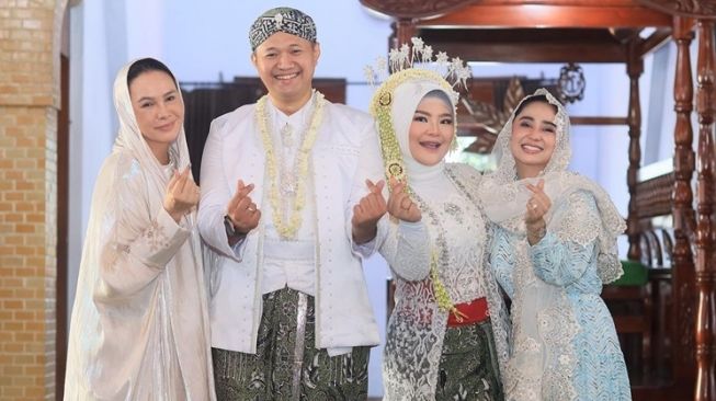  Potret Dewi Perssik di Nikahan Rosa Meldianti (Instagram/@dewiperssik9)