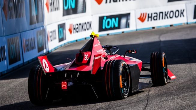 Simak bagian jet darat tenaga listrik yang menyala saat driver mengaktivasi Attack Mode di Activation Zone. Inilah salah satu poin seru nonton balap Formula E  [Hankook Indonesia].