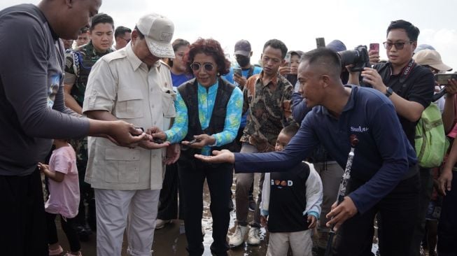 Bersama Prabowo dan Susi, Pertamina Ajak Warga Bersihkan Pantai dan Lepasliarkan Penyu Lekang