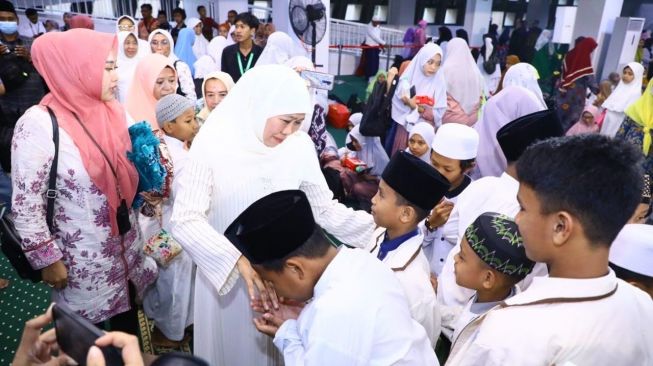 Gubernur Khofifah Santuni 1.000 Anak Yatim di Akhir Tahun 1444 H