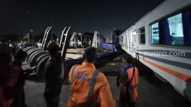 Kereta Api Tabrak Truk Trailer di Kota Semarang, Sempat Terjadi Kobaran Api, Begini Kronologinya