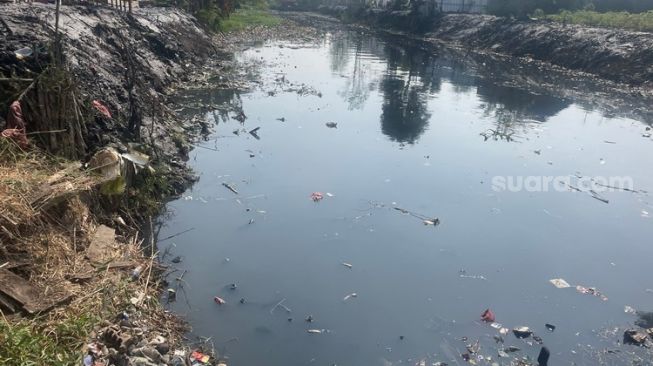 Dua Tahun Mengendap, Tumpukan Sampah di Tambun Selatan Dikeruk tapi Tak Langsung Dibuat Cuma Dipinggirkan (Suara.com/Mae Harsa)