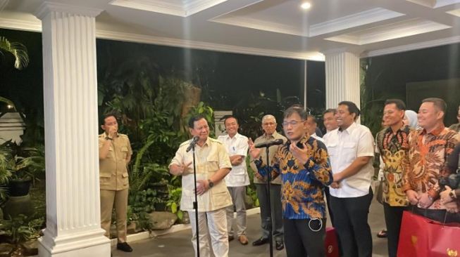 Budiman Sudjatmiko memberikan keterangan usai melakukan pertemuan dengan Prabowo di Jalan Kertanegara IV, Kebayoran Jaksel pada Selasa (18/7/2023) malam. [Suara.com/Novian]