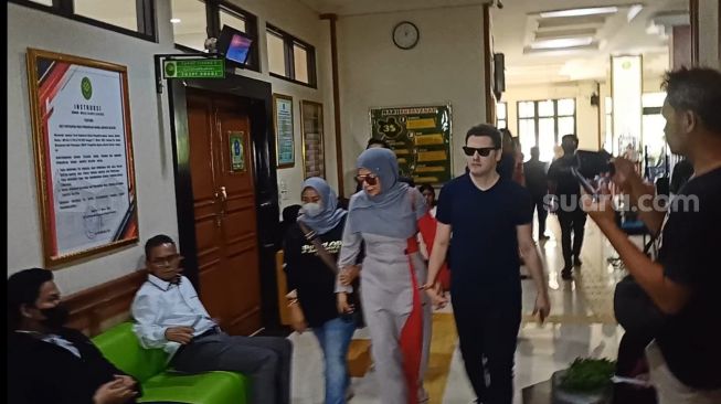 Hadiri Sidang Cerai Perdana, Cinta Penelope Tampil Mesra dengan Suami Bule Sambil Gandengan Tangan