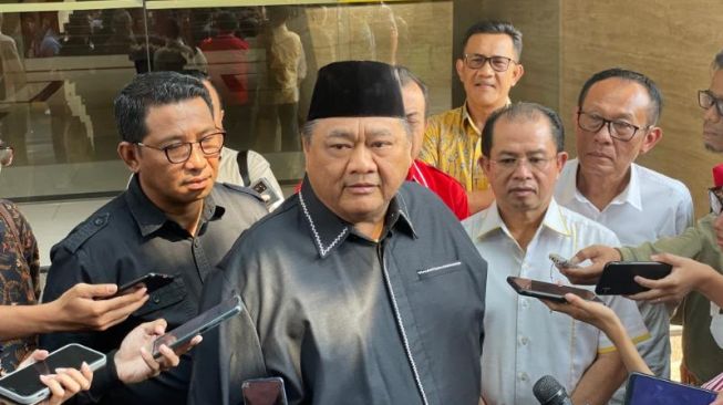 Anggota Dewan Pakar DPP Partai Golkar Ridwan Hisjam usai dipanggil Dewan Etik pada Selasa (18/7/2023). [Suara.com/Novian]