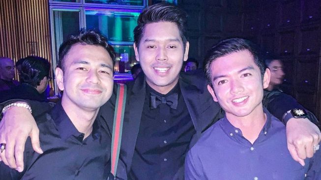 Andhika Velasco bersama Raffi Ahmad dan Nicky Tirta. [Instagram]