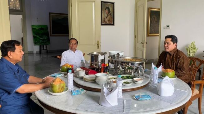 Unggahan foto Menteri Pertahanan (Menhan) Prabowo Subianto saat makan bersama Presiden Joko Widodo atau Jokowi dan Menteri BUMN Erick Thohir di Istana Kepresidenan Bogor, Jawa Barat, Minggu (17/7/2023). (Instagram @/prabowo)