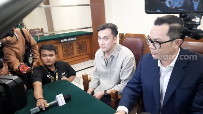 Menyesal Selingkuh dengan Syahnaz Sadiqah, Rendy Kjaernett Memelas Minta Dimaafkan Istri di Ruang Sidang