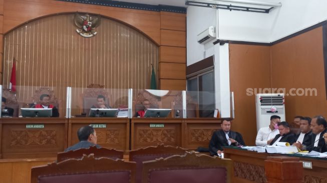 Ahli hukum pidana dari Universitas Islam Syarif Hidayatullah, Alfitra saat menjadi saksi ahli sidang David Ozora di PN Jakarta Selatan, Selasa (18/7/2023). (Suara.com/Rakha)