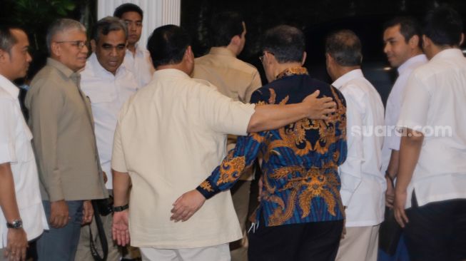 Ketua Umum Partai Gerindra Prabowo Subianto (kiri) bergandengan tangan dengan politisi PDIP Budiman Sudjatmiko (kanan) saat berkunjung ke Kediaman Prabowo di Rumah Kertanegara, Kebayoran Baru, Jakarta Selatan, Selasa (18/7/2023). [Suara.com/Alfian Winanto]