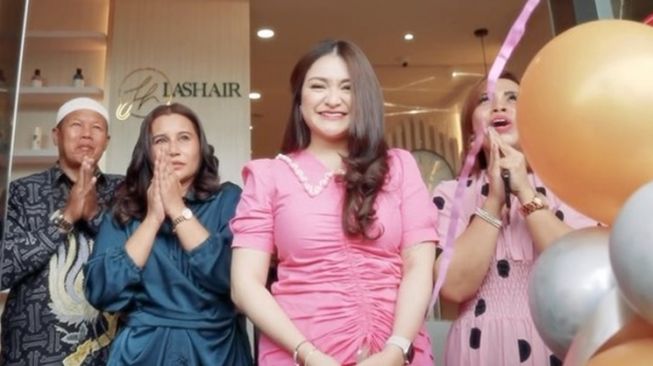 8 Potret Nathalie Holscher Buka Salon Kecantikan, Pakaiannya yang Serba Ketat Bikin Haters Gatal Kasih Komentar