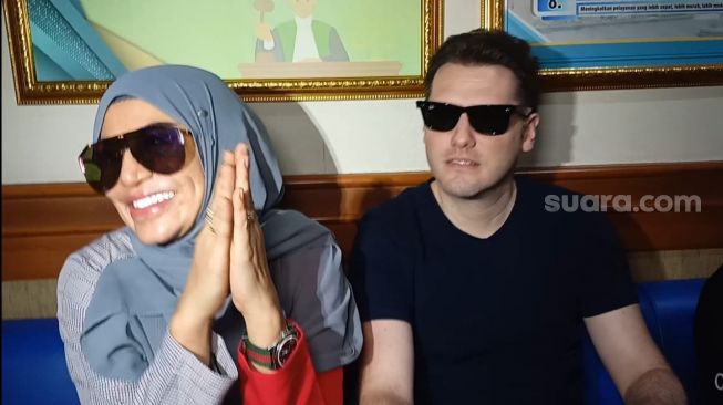 Cinta Penelope dan suaminya Taha Gokhan di Pengadilan Agama Jakarta Selatan pada Selasa (18/7/20239/). [Suara.com/Rena Pangesti]