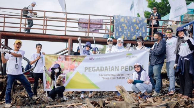 Peduli Lingkungan, Pegadaian Lakukan Gerakan Bersih-bersih di Sungai Musi