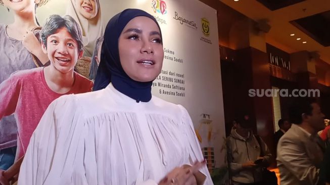 Olla Ramlan pemain di film Jendela Seribu Sungai saat ditemui di Senayan, Jakarta Pusat pada Senin (17/7/2023) [Suara.com/Rena Pangesti]