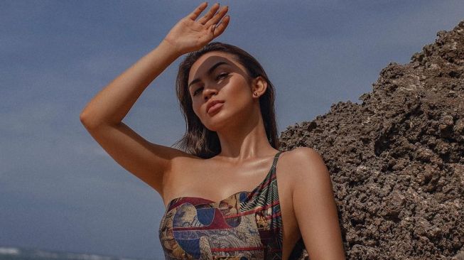 9 Potret Seksi Artis Pakai Swimsuit, Ariel Tatum Tampil Eksotis dengan Bikini One Shoulder