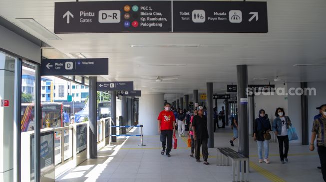 Calon penumpang menunggu kedatangan bus Transjakarta di Halte Transjakarta Kampung Melayu, Jakarta, Rabu (19/7/2023). [Suara.com/Alfian Winanto]